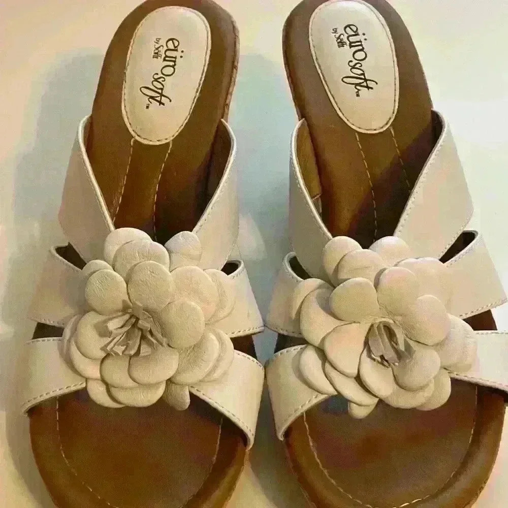 Eurosoft by Sofft Fairley White Wedges Slip on Sandals Faux Leather Flower 11